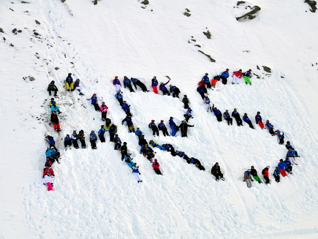 Nahaufnahme des Schriftzugs ARS aus Personen im Schnee.